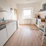 Fullhouse - - R85 - Parking - 3 Beds - Nespresso Apartman *