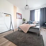 Fullhouse - - R85 - Parking - 3 Beds - Nespresso Apartman *