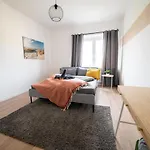 Fullhouse - - R85 - Parking - 3 Beds - Nespresso Apartman *