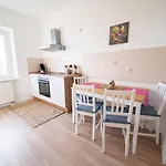 Fullhouse - - R85 - Parking - 3 Beds - Nespresso Apartman *