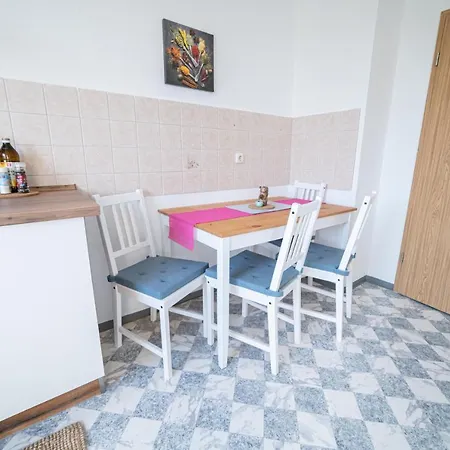 Fullhouse - - R85 - Parking - 3 Beds - Nespresso Апартаменты Цвиккау